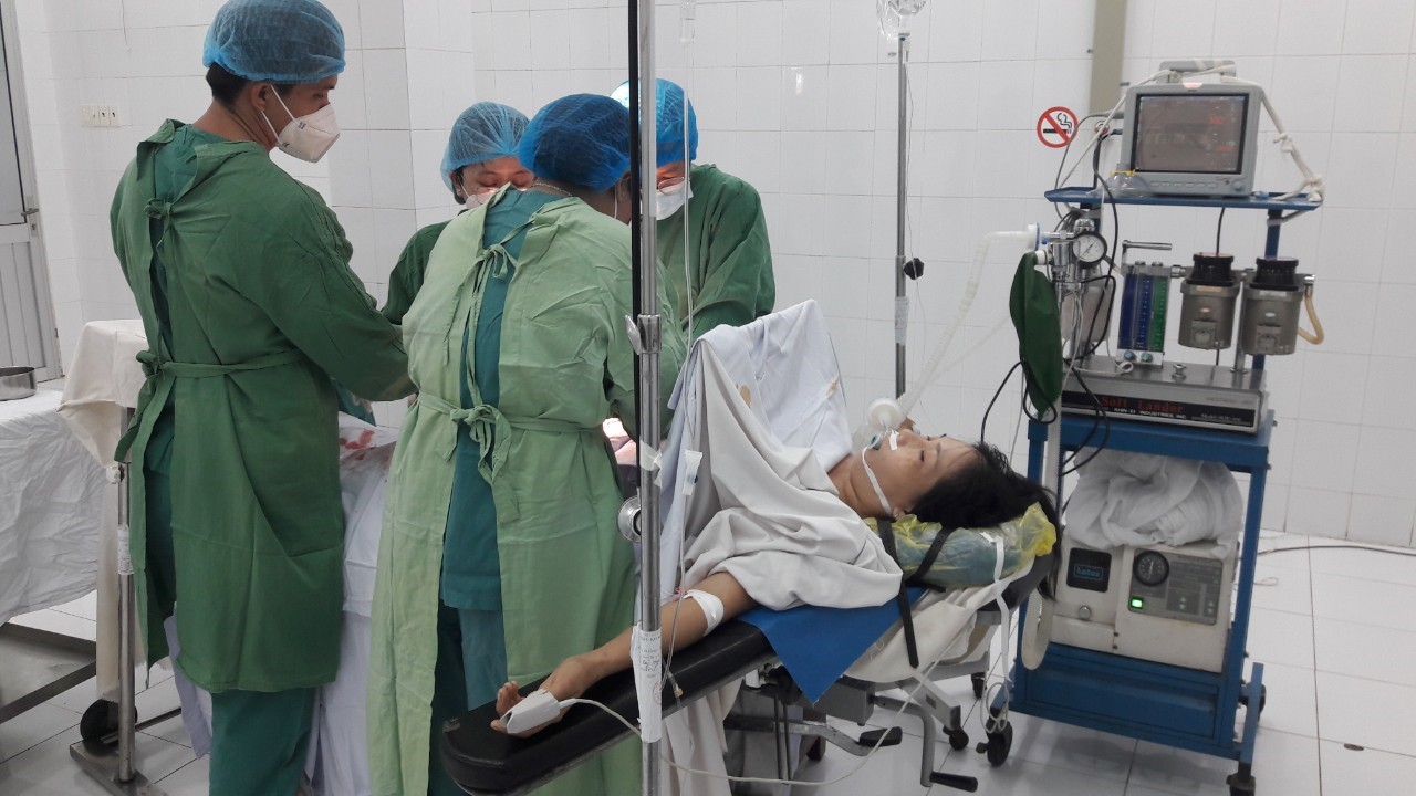 Phẫu thuật cấp cứu thành công cas thai ngoài tử cung vỡ tại Bệnh viện Đa khoa khu vực Ba Tri
