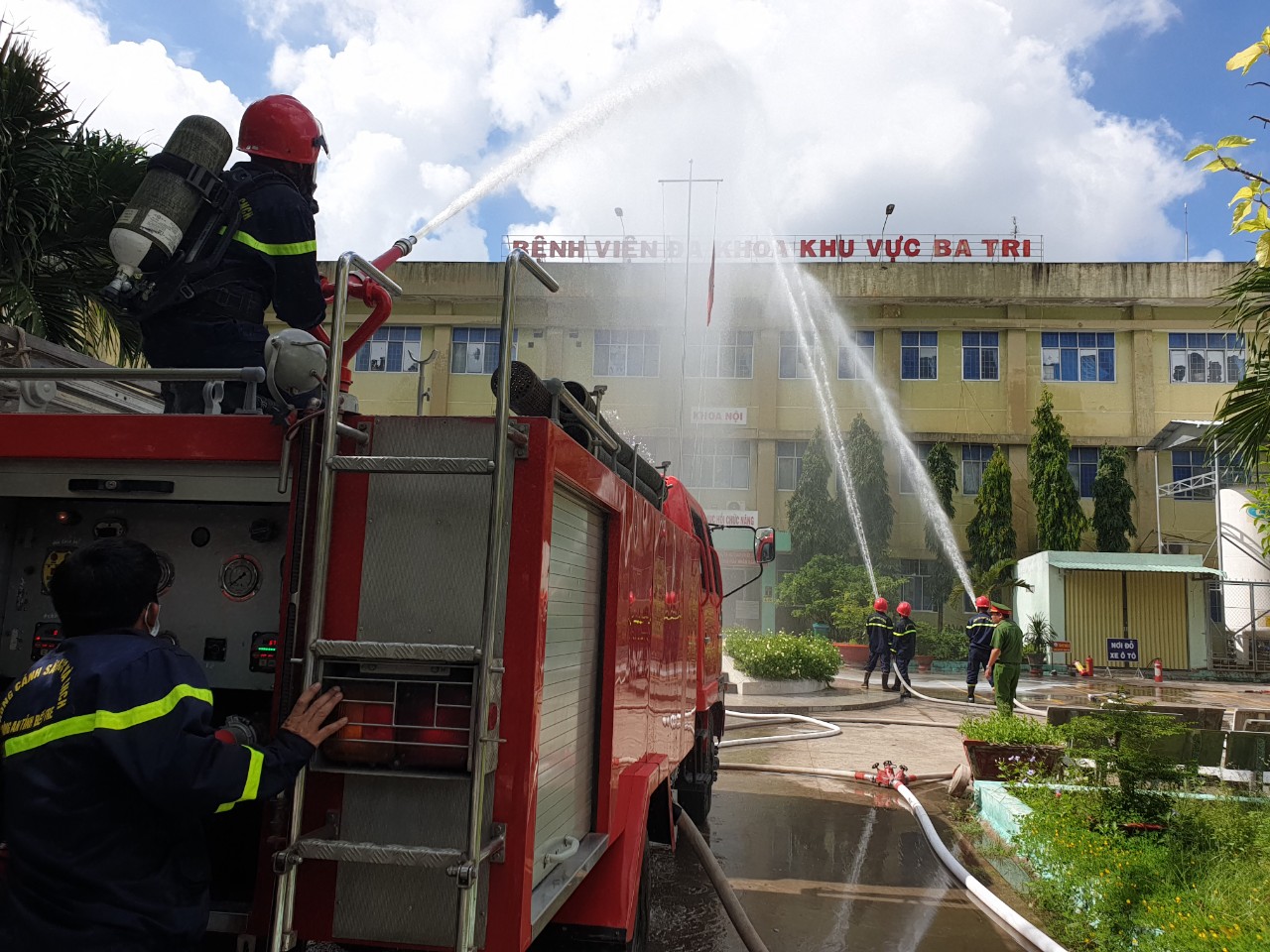 Bệnh viện Đa khoa khu vực Ba Tri diễn tập phòng cháy chữa cháy năm 2022